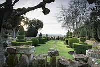 Le trouble avec jardin topiaire derrière à Rodmarton Manor, Glos, Royaume-Uni.