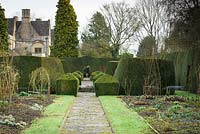 Double parterres herbacés à Rodmarton Manor, Glos, Royaume-Uni.