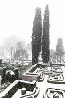 Jardin italien formel couvert de neige.