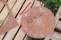 Disque en bois avec trous fraisés percés pour la fixation du disque au poteau en bois
