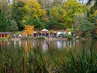 Vue sur le lac de café et restaurant, Bodenham Arboretum Worcestershire, Royaume-Uni.