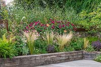 Parterres de fleurs surélevés plantés de plantes vivaces et de graminées qui aiment le soleil et la faune dans le jardin de Londres.