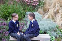 Les élèves de l'école profitant du jardin de l'école primaire de Sedlescombe, Sussex, UK.