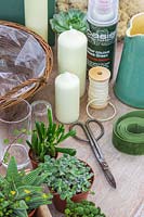 Matériaux et outils pour créer un panier de l'Avent vert avec des plantes succulentes