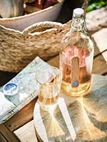 Étiquette de bouteille en bois avec jacinthe peint, bouteilles en verre et verres