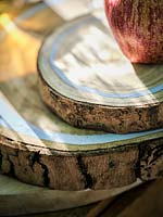 Tranches de journal avec bande peinte utilisées comme planche pour pique-nique en bois Bluebell au printemps