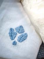 Serviette en tissu avec fleur de Bluebell brodée.