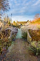 Le jardin du cadran solaire à Wollerton Old Hall Garden, Shropshire - Salive 'Amistad', Eupatorium atropurpureum et Salvia 'Phyllis' Fancy '