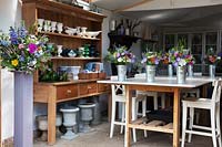 Le studio de composition florale avec des arrangements de mariage prêts, des collections de vases, d'urnes et de seaux.