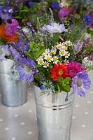 Arrangements de fleurs de mariage dans des seaux galvanisés, y compris Dahlias, Scabiosa 'Clive Greaves' et 'Marshmallow Scoop', Lavande 'Hidcote Giant', Nigella 'Miss Jekyll', Thlaspi 'Green Bell', Feverfew.