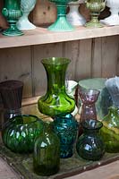 Collection de vases et d'urnes en verre dans l'atelier de composition florale.