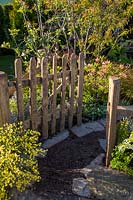 Une porte de jardin en bois rustique, dans un jardin de campagne. The Water Spout garden, RHS Malvern Spring Show, 2016. Concepteur: Christian Dowle