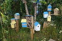 Hôtels à insectes et nichoirs à oiseaux dans le futur jardin florissant de l'eau de la Tamise - RHS Hampton Court Palace Garden Festival 2019