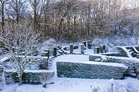 Jardin de campagne à la française couvert de neige. Jardin de la maison Veddw.