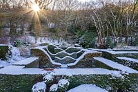 Vue sur les jardins couverts de neige et les taillis. Jardin - Veddw
