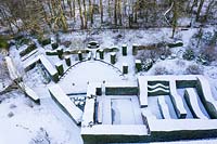 Drone vue aérienne du jardin à la française couvert de neige. Jardin - Veddw