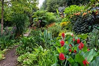 Vue sur le jardin situé dans une vallée escarpée, avec son propre microclimat abrité, qui permet aux tendres plantes exotiques de s'épanouir.