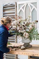 Liz Mobbs fait un arrangement floral automnal avec des matières fourragères et des fleurs séchées et des graines.