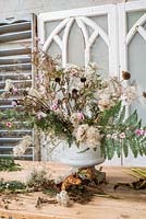 Faire un arrangement floral automnal avec des fleurs séchées et cueillies