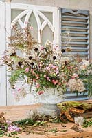 Faire un arrangement floral automnal avec des fleurs séchées et cueillies.