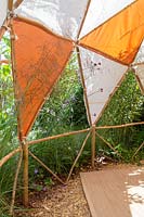 Salle extérieure construite en bambou avec toit en toile amovible