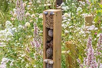 Tours d'hôtel d'insectes verticales dans un jardin faunique entouré de fleurs sauvages. Springwatch Garden, Exposition florale de Hampton Court, 2019.