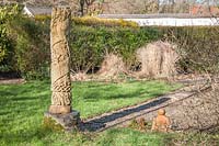L'ombre de la colonne méridienne à midi à la mi-février dans le jardin méridien, Llanllyr.