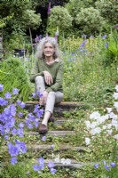 L'architecte Jennifer Lewin, propriétaire et créatrice d'un jardin de cottage dans le West Sussex