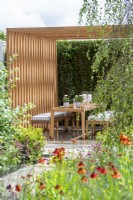 Coin repas extérieur avec pergola en bois naturel - The Viking Friluftsliv Garden - RHS Hampton Court Festival 2021