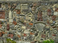 Mur décoratif dans le jardin de plantation à Norwich Norfolk mi-avril Norfolk