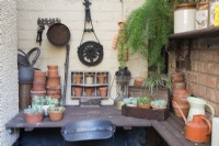 Vieux pots et pots en terre cuite sur des étagères en bois. Plantation d'Echeveria et de fougères