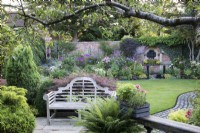 Vue sur jardin clos avec parterres mixtes d'été