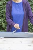 Peindre le poteau en bois en bleu
