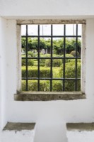 Vue à travers la fenêtre dans le mur du fort Parterre. - Jardim de Buxo. Seixal, près de Setubal, Portugal. septembre