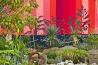 Prairie tolérante à la sécheresse avec Yucca rostrata, RHS COP26 Garden, RHS Chelsea Flower Show 2021, Conception : Marie-Louise Agius, Balston Agius