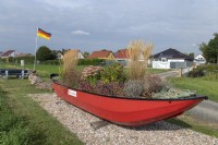 Caractéristique de jardin - bateau orné d'herbes et de sedums. Ibersheim - Allemagne.
