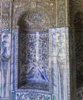 Banc en niche recouvert de tuiles vernissées ou d'Azulejos représentant des oiseaux, des arbres et des femmes. Mosaïque en haut de la niche. Lisbonne, Portugal, septembre.