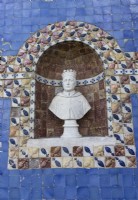 Niche dans la Galerie des Rois contenant le buste sculpté de l'un des rois du Portugal. Niche et mur d'enceinte recouverts de carreaux émaillés décorés appelés Azulejos. Lisbonne, Portugal, septembre.