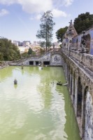 La piscine du bassin des chevaliers et la vue du jardin sur la ville au-delà. Lisbonne, Portugal, septembre.