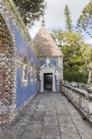 La Galerie des Rois. Passerelle pavée surélevée avec balustrade en pierre. Murs revêtus de tuiles vernissées appelées Azulejos. Maison d'été dans l'allée. Lisbonne, Portugal, septembre.