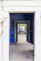 La Galerie des Rois. Passerelle pavée surélevée Maison d'été dans la passerelle en premier plan avec des murs peints en bleu en détresse. Lisbonne, Portugal, septembre.