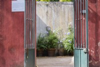 Portail métallique à l'entrée du jardin inférieur. Lisbonne, Portugal, septembre.