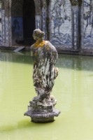 Sculpture de femme dans le bassin du bassin des chevaliers . Lisbonne, Portugal, septembre.