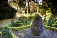 Le jardin d'ardoise, un jardin de nœuds en boîte et Lonicera nitida avec une sculpture centrale en ardoise, à Hergest Croft Gardens, Herefordshire en octobre