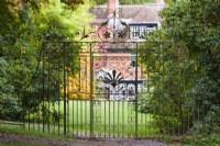 Porte ornementale à Hergest Croft Gardens, Herefordshire en octobre