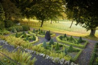 Le jardin en ardoise, conçu par Elizabeth Banks, utilisant un certain nombre de variétés différentes de fort et de Lonicera nitida à Hergest Croft, Herefordshire en octobre