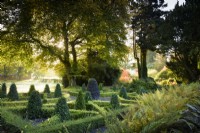 Le jardin en ardoise, conçu par Elizabeth Banks, utilisant un certain nombre de variétés différentes de fort et de Lonicera nitida à Hergest Croft, Herefordshire en octobre