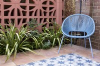 Chaise de jardin contemporaine sur patio dans le jardin de banlieue
