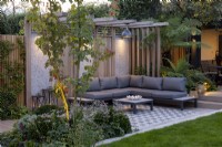Patio de jardin moderne et pergola avec éclairage