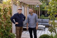 Designers Nick Gough et Douglas Vieira debout dans un jardin contemporain qu'ils ont conçu